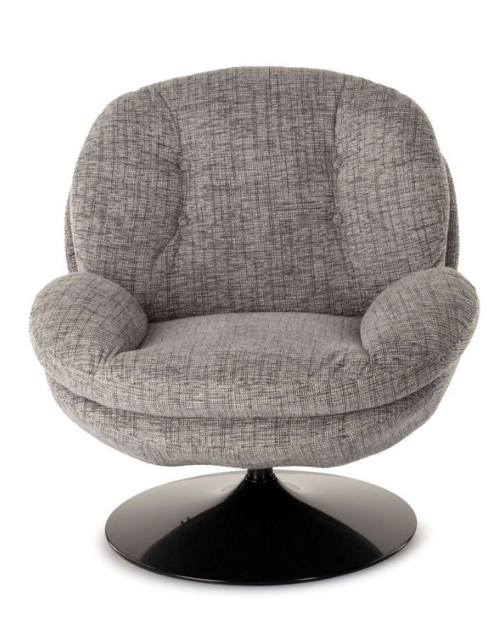 Vue de face du Fauteuil pivotant Loveuse en tissu chiné gris souris. Assise large et profonde, base ronde stable en métal noir. Design rétro-contemporain idéal pour un coin lecture ou un salon cosy.