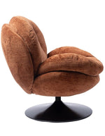 Vue de côté du Fauteuil pivotant Loveuse de couleur orange brûlé avec une large assise moelleuse. Base ronde stable en métal noir, design d'inspiration rétro idéal pour un salon ou une chambre moderne