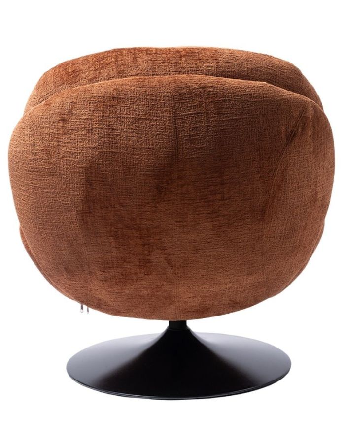 Vue de dos du Fauteuil pivotant Loveuse de couleur orange brûlé avec une large assise moelleuse. Base ronde stable en métal noir, design d'inspiration rétro idéal pour un salon ou une chambre moderne