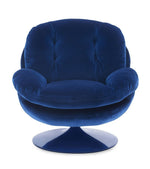 Fauteuil loveuse pivotant en velours bleu nuit avec assise moelleuse et base ronde en métal.