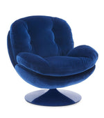 Fauteuil loveuse pivotant en velours bleu nuit avec base ronde en métal.