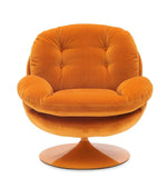 Fauteuil loveuse orange vif en velours, design rétro avec assise capitonnée et base pivotante dorée.