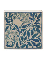 Grande boîte d'allumettes carrée de la marque Archivist au design floral bleu et blanc vintage avec l'inscription gravée en lettres dorées 'Luxury Matches'. À côté, le tiroir blanc est entrouvert, laissant apparaître de longues allumettes en bois naturel à tête blanche.