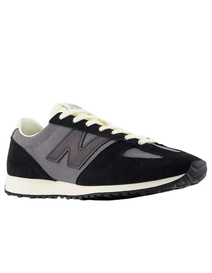 Profil des Baskets basses rétro pour homme en mesh et daim gris castlerock avec logo N noir, découpe fang sur l'avant-pied et semelle EVA, modèle 471 de la marque New Balance.