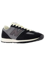 Profil des Baskets basses rétro pour homme en mesh et daim gris castlerock avec logo N noir, découpe fang sur l'avant-pied et semelle EVA, modèle 471 de la marque New Balance.