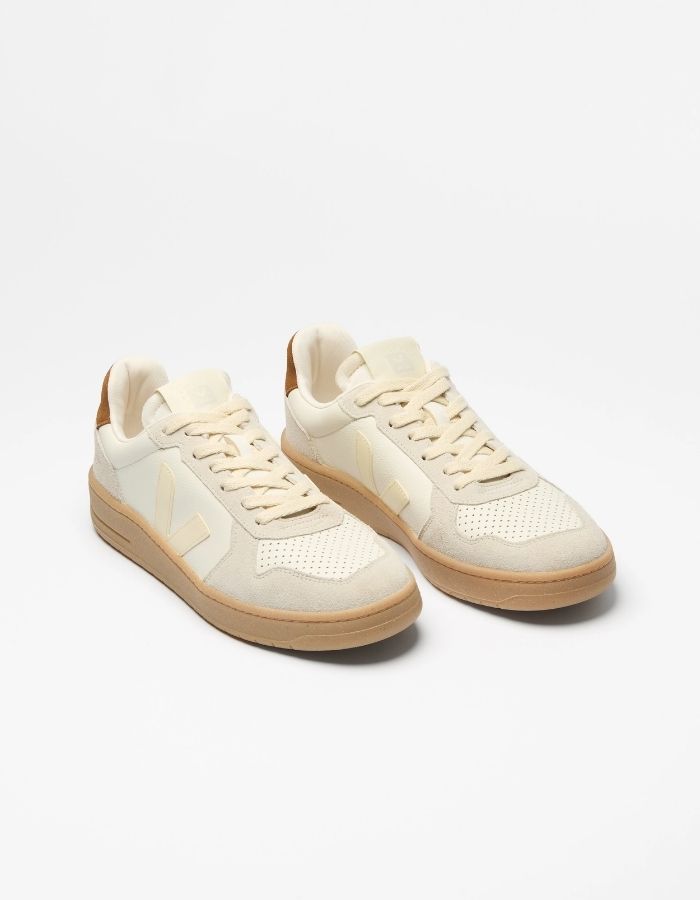 Profil des Baskets basses rétro en cuir calcaire et suède avec logo cognac et semelle en caoutchouc naturel, modèle V-82 Pure Calcaire Cognac de la marque VEJA