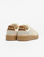 Talons des Baskets basses rétro en cuir calcaire et suède avec logo cognac et semelle en caoutchouc naturel, modèle V-82 Pure Calcaire Cognac de la marque VEJA