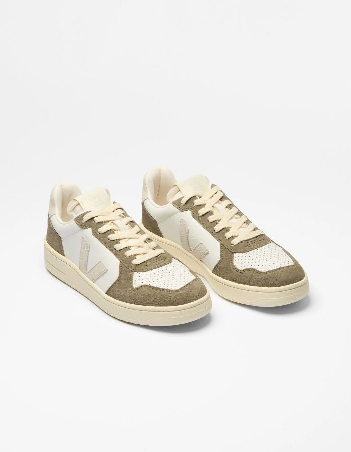 Profil des Baskets basses rétro en cuir blanc et suède naturel avec logo vert kaki et semelle en caoutchouc, modèle V-82 White Natural Kaki pour homme de la marque VEJA.