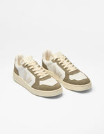 Profil des Baskets basses rétro en cuir blanc et suède naturel avec logo vert kaki et semelle en caoutchouc, modèle V-82 White Natural Kaki pour homme de la marque VEJA.
