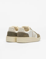 Talons des Baskets basses rétro en cuir blanc et suède naturel avec logo vert kaki et semelle en caoutchouc, modèle V-82 White Natural Kaki pour homme de la marque VEJA.