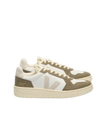 Baskets basses rétro en cuir blanc et suède naturel avec logo vert kaki et semelle en caoutchouc, modèle V-82 White Natural Kaki pour homme de la marque VEJA.