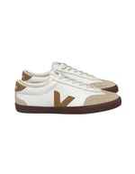 Veja Baskets Volley en cuir blanc et suède marron, semelle marron foncé, logo V latéral.