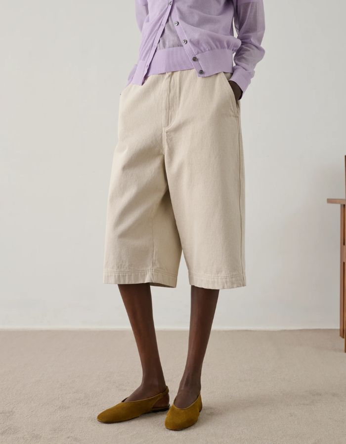 Bermuda Francis Blanc Gres Soeur en coton biologique, coupe oversize, longueur sous le genou.