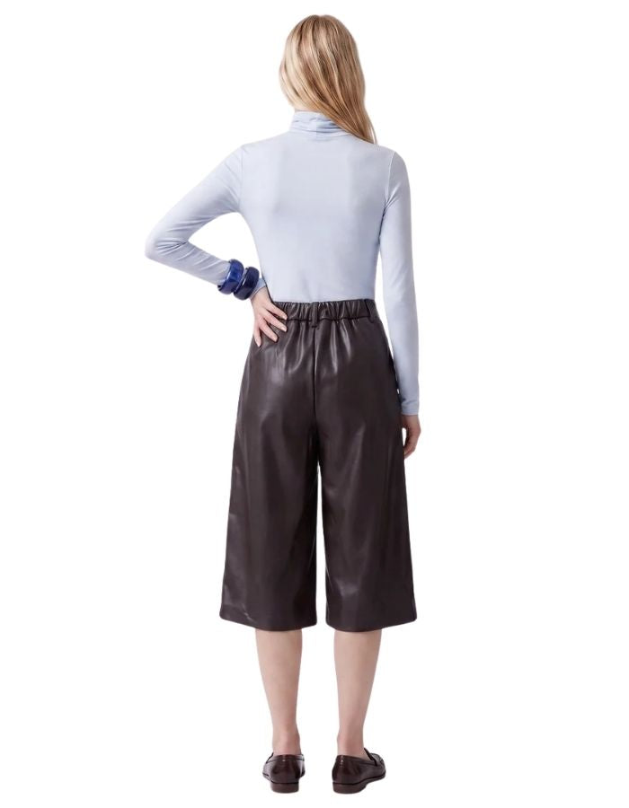 Dos du Bermuda taille haute amples en simili-cuir marron chocolat avec pinces à l'avant, modèle Orona de la marque Artlove.