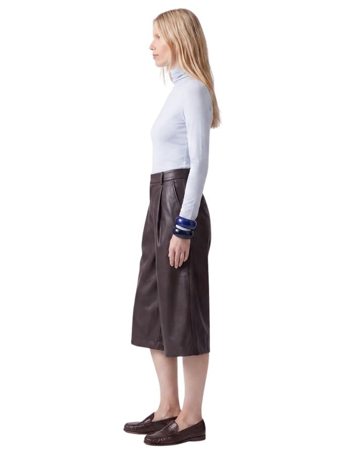 Profil du Bermuda taille haute amples en simili-cuir marron chocolat avec pinces à l'avant, modèle Orona de la marque Artlove.