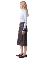 Profil du Bermuda taille haute amples en simili-cuir marron chocolat avec pinces à l'avant, modèle Orona de la marque Artlove.