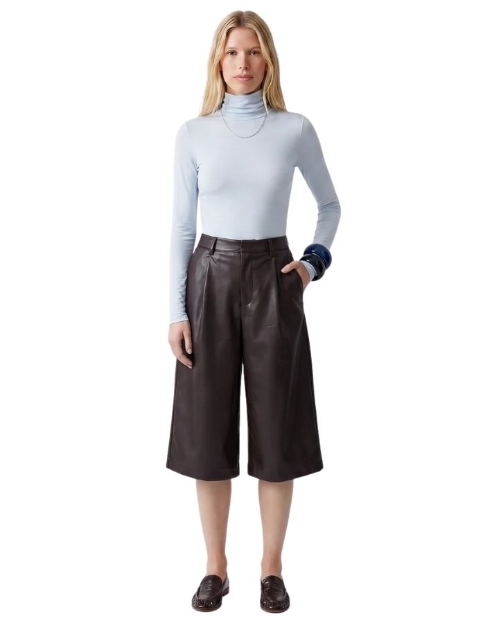 Bermuda taille haute amples en simili-cuir marron chocolat avec pinces à l'avant, modèle Orona de la marque Artlove.