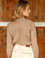 Dos de la Blouse à carreaux camel pour femme en 100% coton, modèle Bethanie de la marque LA PETITE ÉTOILE. Présente une coupe droite, un col rond et une patte de boutonnage ornés de volants festonnés.