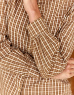 Manche de la Blouse à carreaux camel pour femme en 100% coton, modèle Bethanie de la marque LA PETITE ÉTOILE. Présente une coupe droite, un col rond et une patte de boutonnage ornés de volants festonnés.