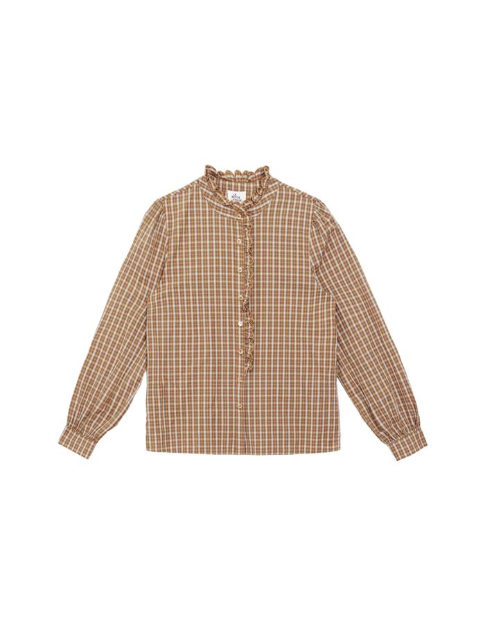 Blouse à carreaux camel pour femme en 100% coton, modèle Bethanie de la marque LA PETITE ÉTOILE. Présente une coupe droite, un col rond et une patte de boutonnage ornés de volants festonnés.