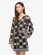Vue de face de la Blouse noire à manches longues Nala par Rouge Edit en coloris Meteorite Embroidery. Col en V avec broderies délicates et liens à nouer sur le devant. Tissu fluide et élégant en lyocell et polyester