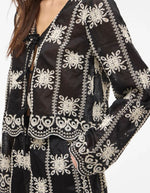 Manche de la Blouse noire à manches longues Nala par Rouge Edit en coloris Meteorite Embroidery. Col en V avec broderies délicates et liens à nouer sur le devant. Tissu fluide et élégant en lyocell et polyester