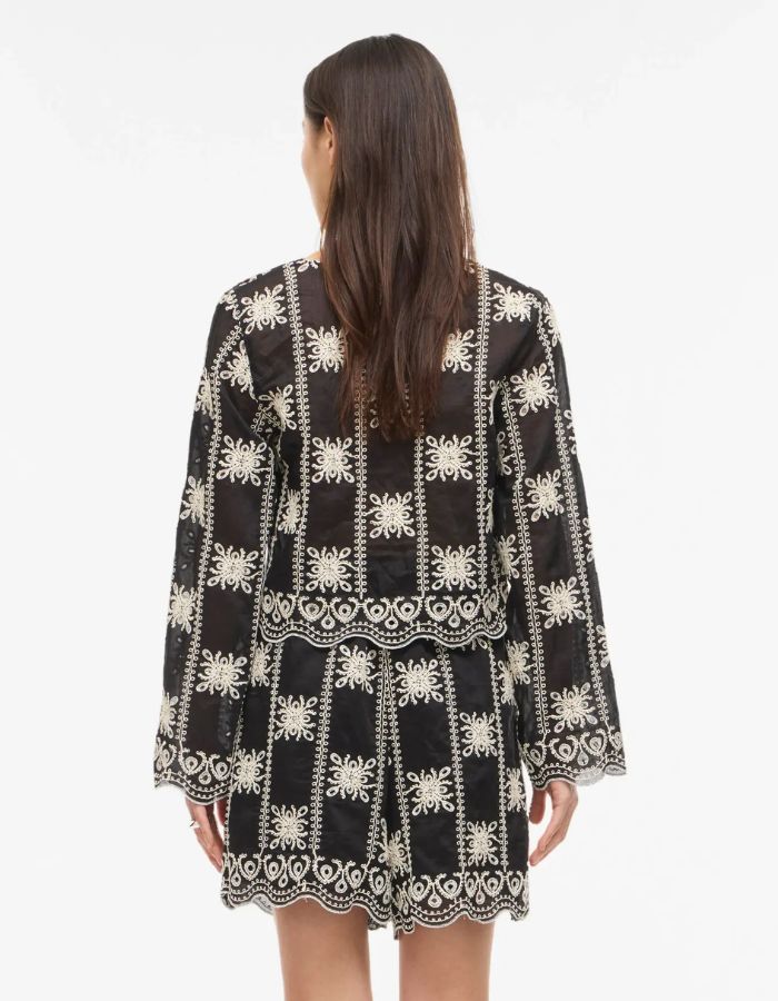 Vue de dos de la Blouse noire à manches longues Nala par Rouge Edit en coloris Meteorite Embroidery. Col en V avec broderies délicates et liens à nouer sur le devant. Tissu fluide et élégant en lyocell et polyester