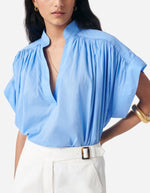Blouse Cory Bleuet Vanessa Bruno en coton bleu ciel, coupe ample, encolure en V, manches courtes.