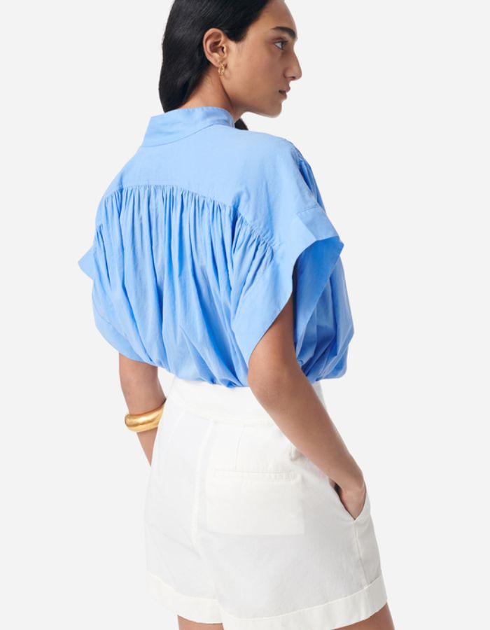 Blouse Cory Bleuet Vanessa Bruno en coton bleu ciel, coupe ample avec manches courtes et encolure en V.