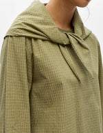 Col de la Blouse imprimée en coton biologique jacquard vert bronze et orange avec col rond et manches longues