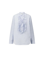 Blouse fluide bleu ciel en coton pour femme avec col officier, manches longues froncées et fermeture boutonnée sous volant, modèle Carita Light Blue de la marque Laurence Bras.