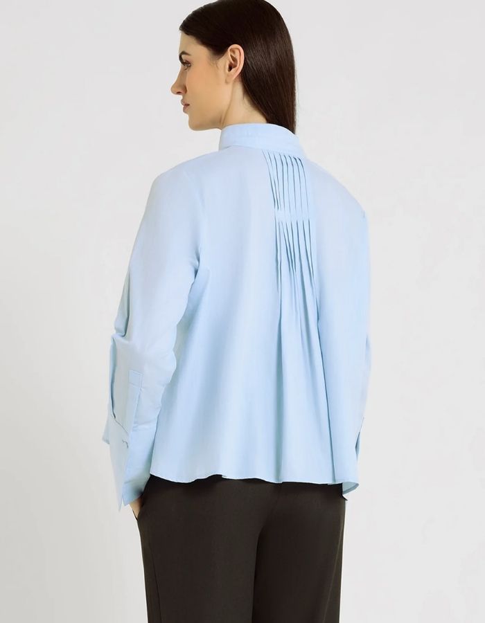 Dos de la Blouse patineuse pour femme en twill chevron de coton bleu ciel avec col mao ouvert en V et poignets longs, modèle Françoise de la marque Hana San