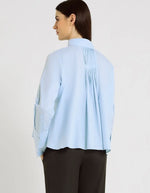 Dos de la Blouse patineuse pour femme en twill chevron de coton bleu ciel avec col mao ouvert en V et poignets longs, modèle Françoise de la marque Hana San