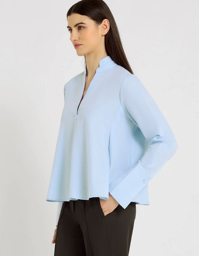 Profil de la Blouse patineuse pour femme en twill chevron de coton bleu ciel avec col mao ouvert en V et poignets longs, modèle Françoise de la marque Hana San