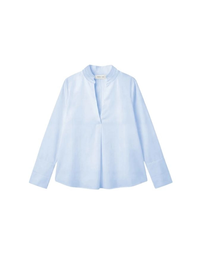 Blouse patineuse pour femme en twill chevron de coton bleu ciel avec col mao ouvert en V et poignets longs, modèle Françoise de la marque Hana San