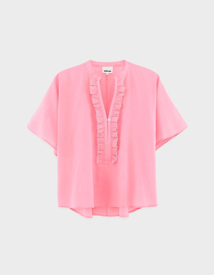 Blouse Dahlia Geranium Bellerose rose vif, coupe oversized, col mandarin, patte de boutonnage à volants, manches dolman courtes.