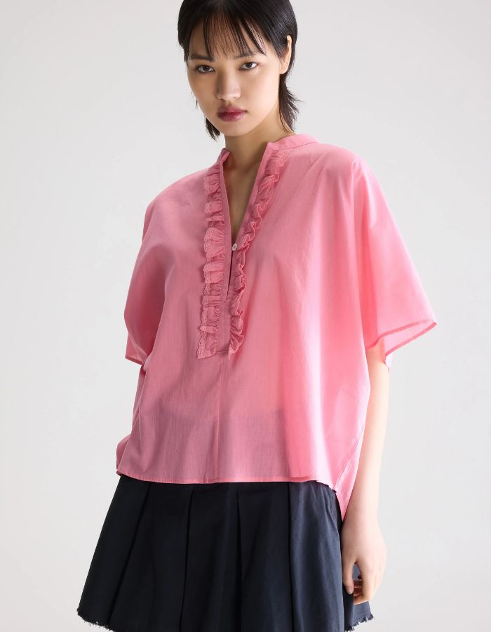 Blouse Dahlia Geranium rose en voile de coton, coupe oversized, col mandarin et patte de boutonnage à volants.