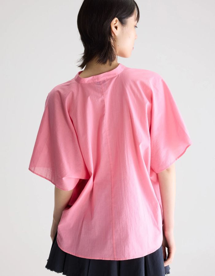 Blouse Dahlia Geranium rose oversized en voile de coton avec col mandarin et manches dolman courtes.