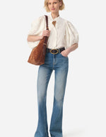 Blouse Felicie Ecrue en coton avec manches bouffantes dentelle, portée avec un jean et un sac marron.