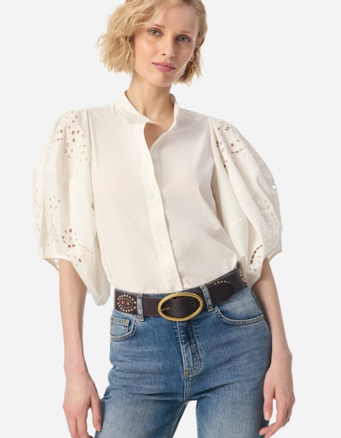 Blouse Felicie Ecrue en coton avec manches bouffantes brodées, col rond et patte de boutonnage discrète.