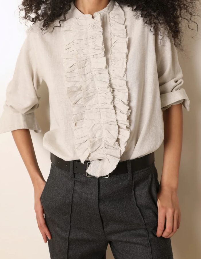 Col de la Blouse fluide pour femme en coton beige off white, modèle Carita de la marque Laurence Bras. Présente un col officier, une fermeture boutonnée sous volant et des manches longues froncées.