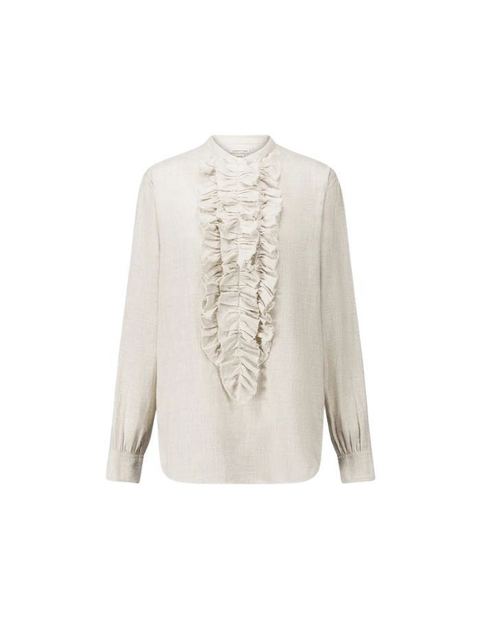Blouse fluide pour femme en coton beige off white, modèle Carita de la marque Laurence Bras. Présente un col officier, une fermeture boutonnée sous volant et des manches longues froncées.