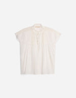 Blouse Ganu Blanche fluide avec dentelle, fronces, encolure tunisienne et manches courtes volantées.