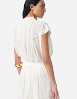 Blouse Ganu Blanche Vanessa Bruno fluide et transparente, encolure tunisienne, manches courtes volantées, fronces et dentelle.
