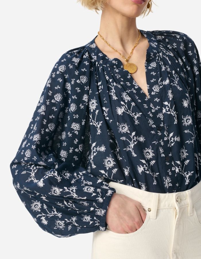 Blouse Gédéon Vanessa Bruno bleu marine à motif floral blanc, encolure en V froncée, manches longues bouffantes.
