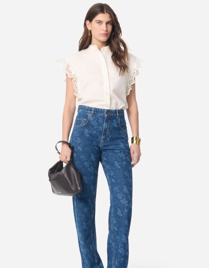 Blouse Gifty Ecru Vanessa Bruno en coton avec manches volantées brodées, portée avec un jean.