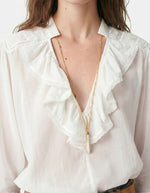 Blouse Grenet Blanc Vanessa Bruno en voile de coton blanc, encolure en V avec volants et dentelle.
