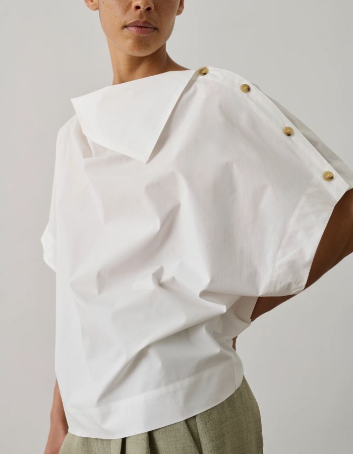 Blouse Issa blanc cassé en coton biologique, coupe ample, col tombant et boutons à l'épaule.