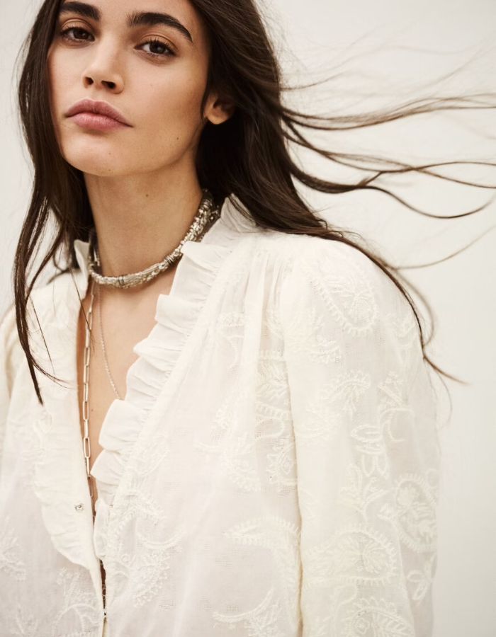 Blouse Petty écru en jacquard texturé avec col en V à volants et motifs bohèmes.