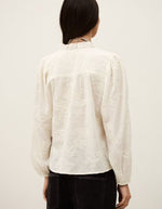 Blouse Petty Ecru ba&sh en jacquard texturé, coupe ample, col montant volanté, dos.